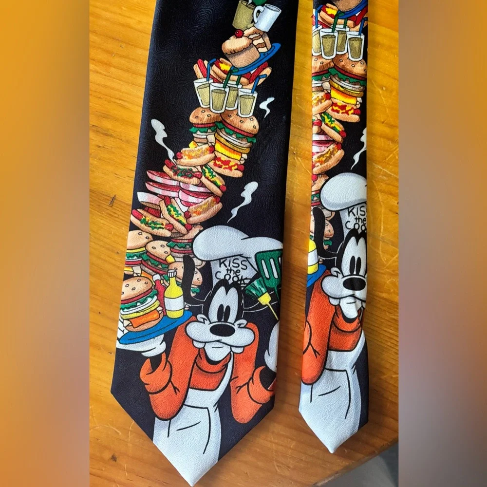 Disney Unlimited Kiss the Cook Goofy Tie - Picture 2 of 6
